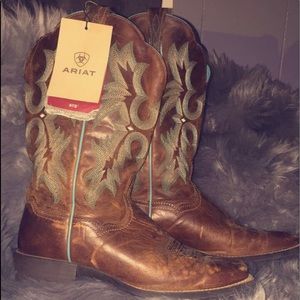 Ariat cowgirl boots size 9